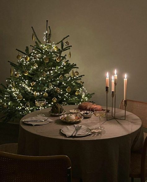 s. on Twitter: "Night before Christmas 🎄🍸 ✨ https://t.co/yHBnKtx9s8" / Twitter Christmas Table Setup, Christmas Tree Inspo, Hosting Christmas, Night Before Christmas, Christmas Town, Christmas Feeling, Christmas Inspo, Christmas Table Settings, Table Setup