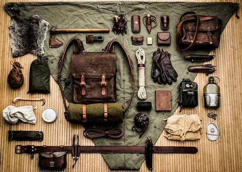 Survival Astetic, Dnd Kit, Survivalist Aesthetic, Fantasy Traveler, Survival Aesthetic, Survival Outfit, Pubs In London, Survival Pack, Bushcraft Kit