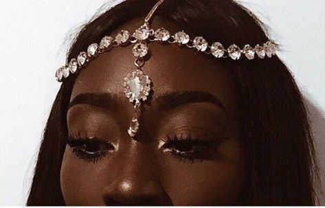 Eye-Catching Chain Hair Ideas Black Royalty, Royalty Aesthetic, Royal Aesthetic, Dark Skin Beauty, Head Jewelry, Princess Aesthetic, Head Piece, Horror Story, Up Girl