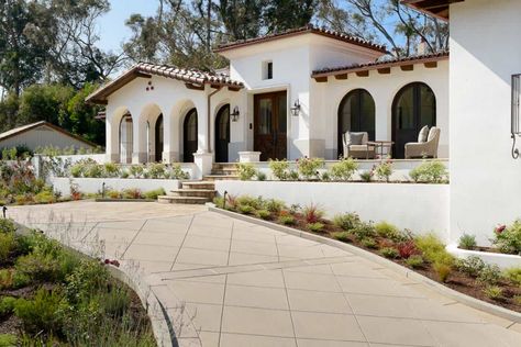 Spanish Ranch Style Homes, Small Spanish Style Homes, Modern Spanish Decor, Spanish Style Home Exterior, Modern Spanish Style Homes, Modern Spanish Style, Mediterranean Homes Exterior, Modern Mediterranean Homes, Mediterranean Mansion