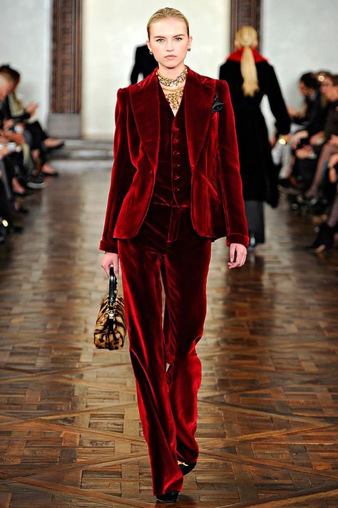 Velvet  http://www.fashionstudiomagazine.com/2012/10/trends.html Ralph Lauren Fall, Velvet Suit, Dress Velvet, Red Suit, Velvet Fashion, Mode Inspiration, Red Fashion, Fashion Photo, Look Fashion