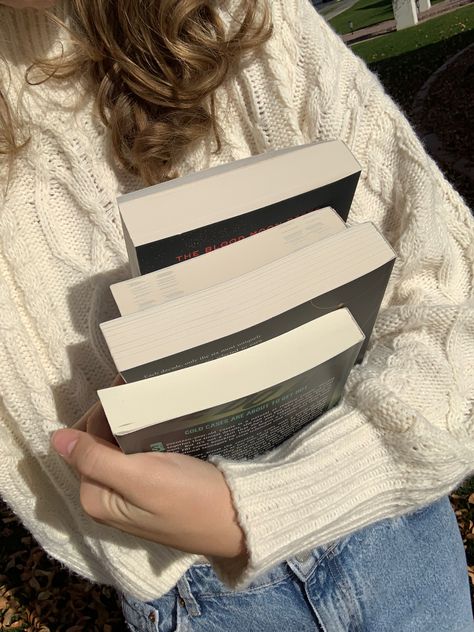 Clean Book Aesthetic, Cute Book Pictures For Instagram, Insta Post Ideas Books, Book Account Instagram, Selfie Book Ideas, Cute Book Photos, Book Poses Aesthetic, Bookstagram Post Inspiration, Girly Book Aesthetic