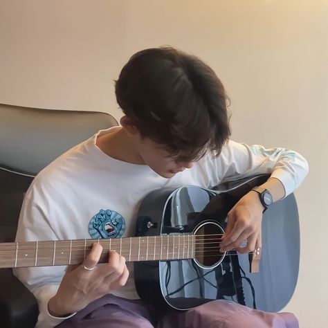 Rpw Port Boy Aesthetic, Guitarist Boy, Guitarist Boyfriend, Noa Kazama, Boy Port, Rpw Boy, Muka Lelaki, Guitar Guy, Guitar Boy