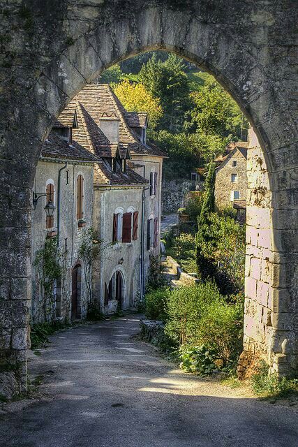 Saint-Cirq-Lapopie, comuna no Departamento de Lot Ancient Village, Famous Castles, Chateau France, France Photos, Beaux Villages, French Countryside, Old Buildings, Pretty Places, France Travel