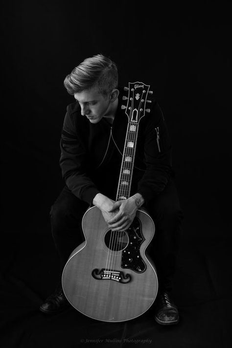 Men With Guitar, Musician Photoshoot Ideas, Guitar Photoshoot Ideas, Photography With Guitar, Poses Guitar, Musician Portrait Photography, Guitarist Photoshoot, Music Band Photography, Portraits With Guitar Photo Ideas