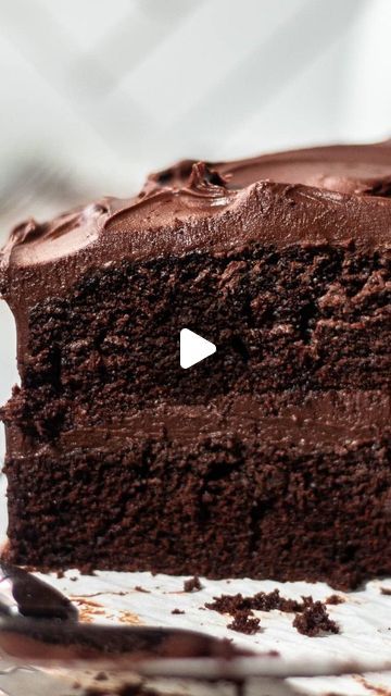 Camila Hurst, Healthy Chocolate Cake Recipe, Matilda Chocolate Cake, Fluffy Layers, Mini Chocolate Cake, Clean Sweets, Healthy Chocolate Cake, Gooey Bars, Chocolate Mayonnaise Cake