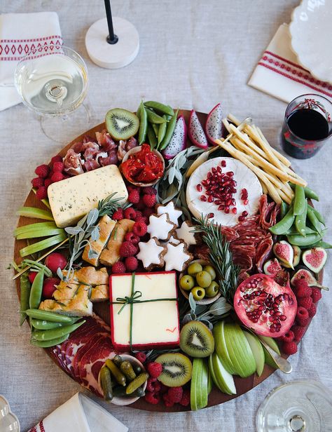 Santa Charcuterie Board Ideas, Fancy Charcuterie, Christmas Charcuterie Boards, Xmas Brunch, Holiday Charcuterie Board, Christmas Cheese Boards, Holiday Charcuterie, Christmas Charcuterie, Christmas Cheese