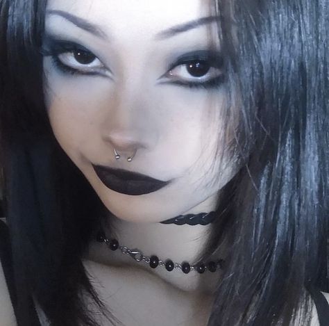 Makeup Looks Goth, Goth Makeup Looks, Trad Goth Makeup, Goth Eye Makeup, Dark Makeup Looks, Trad Goth, Alt Makeup, Swag Makeup, Alternative Makeup