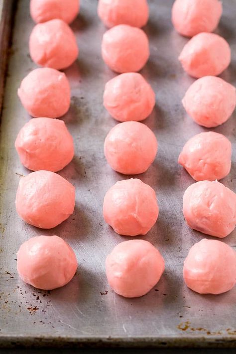 Pink fondant wrapped maraschino cherries. Cherry Candy Recipe, Cherry Truffles Recipe, Cherry Cordial Recipe, Candied Cherries Recipe, Cherry Sweets, Cherry Bon Bon, Cherry Fondant, Truffles Candy, Cherry Balls