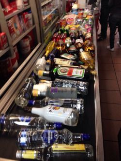 Alcohol Party, Super Party, Alcohol Aesthetic, Alcohol Bottles, Party Pictures, Puff And Pass, Eve Parties, Party Drinks, New Years Eve Party