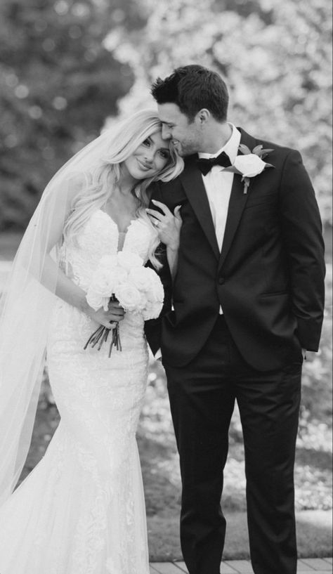 Wedding Preparation Photos, Wedding Photo Inspo, Wedding Photo List, Bride Groom Poses, Inspo Poses, Groom Photoshoot, Wedding Portrait Poses, Bride Groom Photos, Wedding Photoshoot Poses