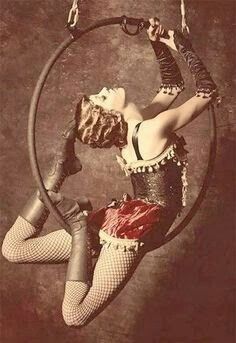 19 th century acrobat More Cirque Vintage, Circus Vintage, Circus Aesthetic, Dark Circus, Vintage Burlesque, Circus Performers, Night Circus, Aerial Hoop, Circus Art