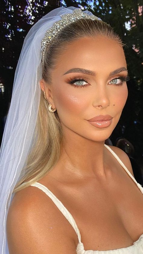 Wedding Glam Makeup Blue Eyes, 2023 Wedding Makeup Trends, Beachy Wedding Makeup Brides, Siren Eye Bridal Makeup, Blue Eyed Bride Makeup, Boho Beach Wedding Makeup, Gooey Bridal Makeup, Super Glam Bridal Makeup, Wedding Makeup Summer Brides