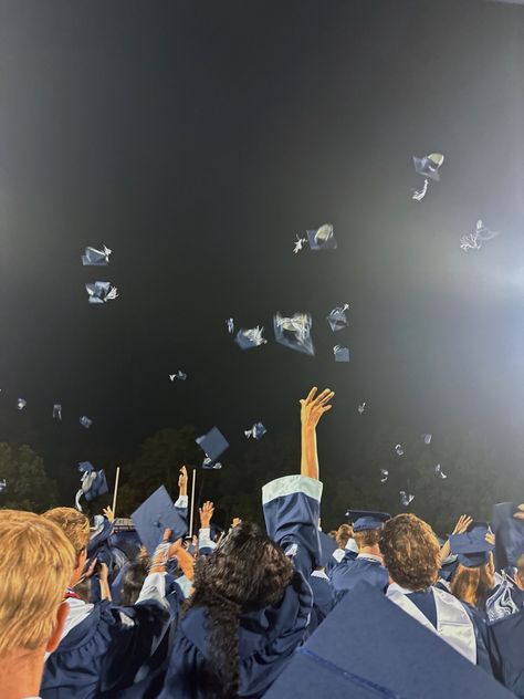 throwing cap Throwing Graduation Caps Aesthetic, Graduation Cap And Gown Aesthetic, Cap Throwing Graduation, Graduating Highschool Aesthetic, Graduation Throwing Caps, Graduation Cap Throwing Aesthetic, College Aesthetic Graduation, Senior Class Picture Ideas, Vision Board Photos School