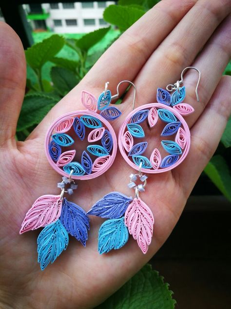 #papermaderarrings #quilledearrings #dreamcatcherpattern #okpprojecttotry Paper Quilled Jewelry, Paper Quilling Jewelry Earrings, Quiling Paper Earrings Ideas, Quilling Earrings Ideas, Quilling Earing Ideas, Quilling Paper Earrings, Quilling Ideas Earrings, Quilling Jewelry Ideas, Paper Earing