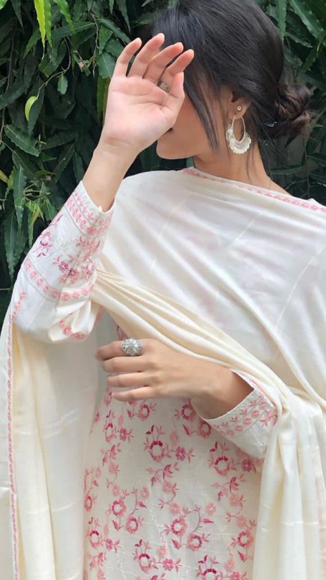 Desi Aesthetic Poses In Kurti, Eid Photoshoot Ideas, Poses Selfie, Desi Fashion Casual, Desi Aesthetic, Salwar Kamiz, Self Portrait Poses, Indian Dresses Traditional, Traditional Indian Outfits