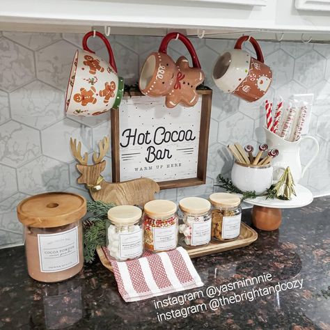 Hot Cocoa Bar Home Decor, Hot Chocolate Station Kitchen, Hot Cocoa Bar On Kitchen Counter, Coffe Bar Christmas Decoration, Chocolate Station Bar Ideas, Hot Cocoa Corner, Hot Chocolate Bar Home Decor, Autumn Hot Chocolate Station, Hot Chocolate Bar Station