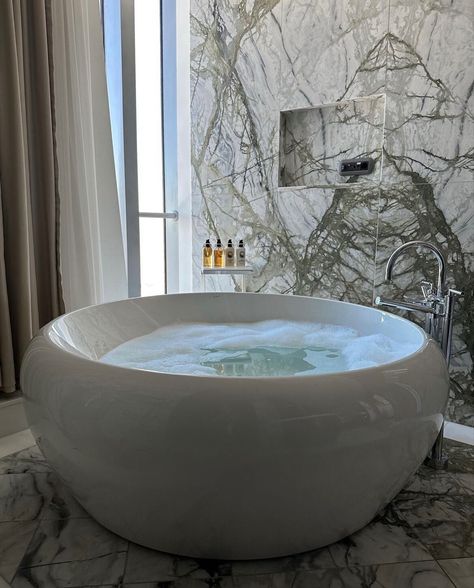 Bathtub Aesthetic, Aesthetic Skincare, Beauty Inspo, Dream Apartment, Spring Aesthetic, Room Makeover Inspiration, Dream House Interior, Design Your Dream House, Bath Tub