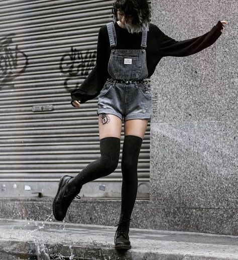 Grunge aesthetic  •pinterest• Lesedi.Mosa✨ Grunge Style Outfits, Soft Grunge Outfits, Look Grunge, Goth Outfit, Aesthetic Grunge Outfit, Grunge Look, Hipster Outfits, Foto Poses, Inspo Outfit