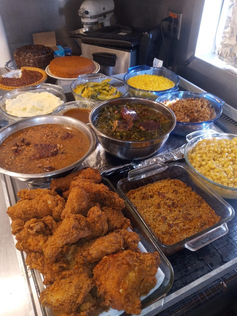 Black Culture Aesthetic Food, Soul Food Platter, Black Folks Thanksgiving Dinner, Soul Food Catering Ideas, Repast Food Ideas, Thanksgiving Meal Ideas Black People, Black Family Dinner Aesthetic, 3 Course Meal Ideas Dinners Families, Thanksgiving Food Layout