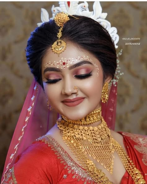 Simple Bengali Bridal Makeup, Bengali Makeup Look Simple, Bengali Bride Kalka Design, Bengali Bridal Makeup Wedding, Bengali Wedding Jewellery, Bengali Bride Hairstyle, Bengali Bridal Jewellery Gold, Simple Bengali Bridal Look, Bridal Makeup Bengali