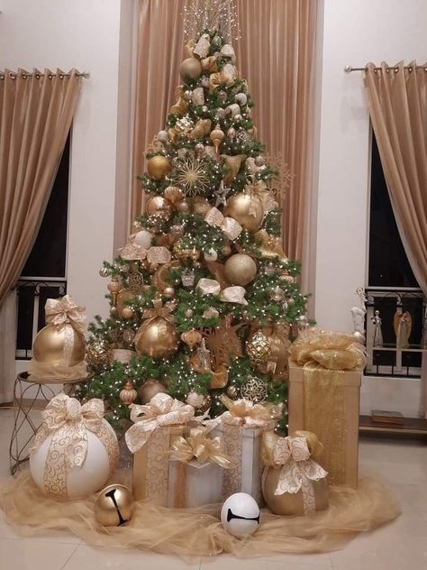 White Tan And Gold Christmas Tree, Christmas Tree Decorating Themes 2023, Christmas Tree Decorations Gold Silver, Brown And Silver Christmas Tree, Fake Presents Under Tree, Pohon Natal Aesthetic, Gold Xmas Tree, Champagne Christmas Tree, Elegant Christmas Tree Decorations