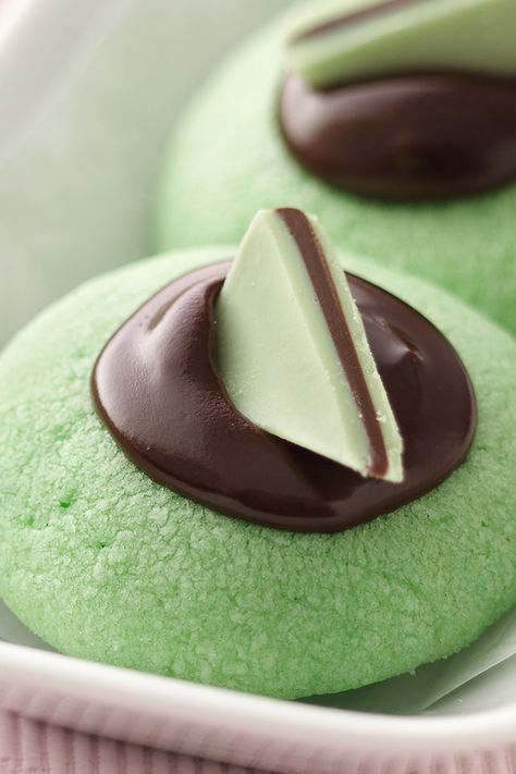 One of our most-shared recipes of all time on Pinterest and Facebook! Cool mint and rich dark chocolate are a match made in cookie heaven, and this recipe is a unique addition to a Christmas cookie exchange, St. Patrick’s Day party, or any occasion. Green Cookies, Chocolate Mint, Thumbprint Cookies, Cakepops, Cookie Desserts, Mint Chocolate, How To Make Chocolate, Sweets Treats, Yummy Cookies