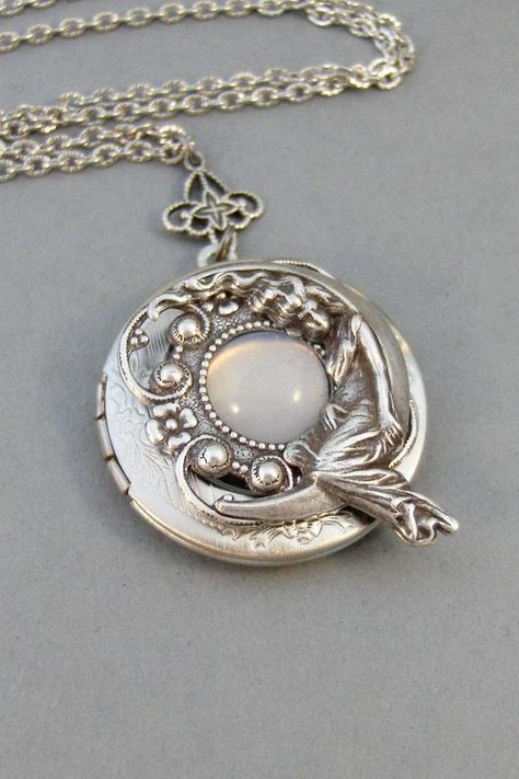 An elegant keepsake, a beautiful antiqued silver locket has the perfect vintage moonstone centered inside a pretty antiqued silver frame. I have a added a pretty moon goddess around the frame and stone. This pretty locket also has a frame with small flowers etched into the design. **If you choose Moonstone Locket, Unique Locket Necklace, Locket Vintage, Locket Necklace Vintage, Moon Vintage, Vintage Locket, Antique Locket, Silver Locket, Jewelry Lockets