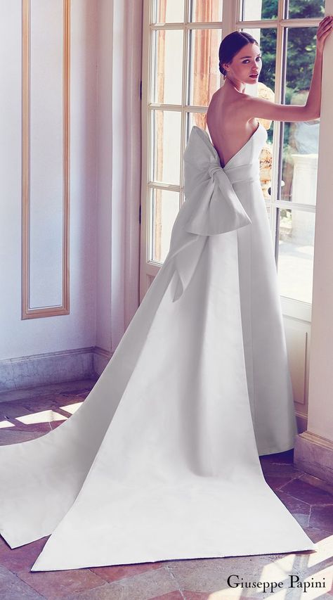 A celebration of Italian bridal excellence. Minimal Wedding Dress, Dreamy Gowns, Dreamy Wedding Dress, Bow Wedding Dress, Aline Wedding Dress, Wedding Dresses Strapless, Couture Wedding, Wedding Dress Trends, Perfect Wedding Dress