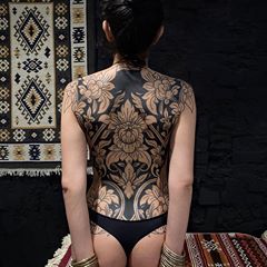 Back Tattoo Women Full, Floral Back Tattoos, Backpiece Tattoo, Back Piece Tattoo, Blackout Tattoo, Tato Lengan, Clever Tattoos, Full Back Tattoos, Tattoed Women