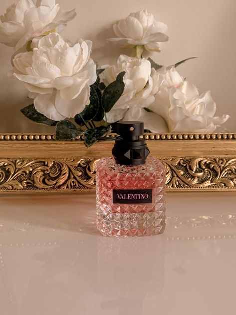 Valentino Donna Born in Roma Eau de Parfum Valentino Perfume Woman Aesthetic, Donna Born In Roma Perfume, Valentino Born In Roma Aesthetic, Flowerbomb Perfume Aesthetic, Valentino Perfume Aesthetic, Valentino Perfume Woman, Valentino Born In Roma Perfume, Born In Roma Valentino, Valentino Fragrance