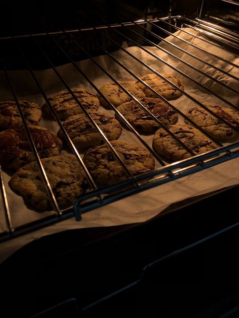 Fall Aesthetic Cookies, Brownie Cookies Aesthetic, Baking Winter Aesthetic, Brownie Baking Aesthetic, Bake Cookies Aesthetic, Bakeing Girl Aesthetic, Baking Fall Aesthetic, Baking Is My Therapy, Late Night Baking Aesthetic