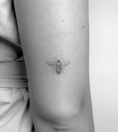 Geometric Pattern Tattoo, Mysterious Tattoo, Tattoo On The Back, Honey Bee Tattoo, Bumble Bee Tattoo, Muster Tattoos, Small Tattoos Simple, Tattoos Geometric, Bee Tattoo