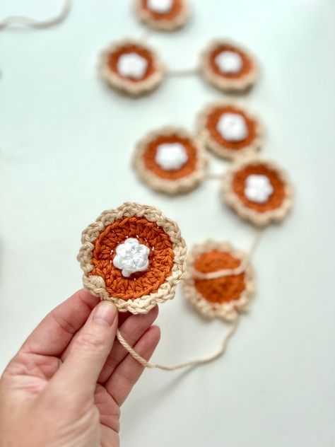 Pumpkin Pie Crochet Garland, Crochet Noodles Free Pattern, Christmas Applique Crochet Pattern Free, Thanksgiving Crochet Garland, Crochet Thanksgiving Garland, Crochet Thanksgiving Appliques, Pumpkin Pie Crochet Pattern, Cute Halloween Crochet Patterns, Crochet Pumpkin Pie Free Pattern