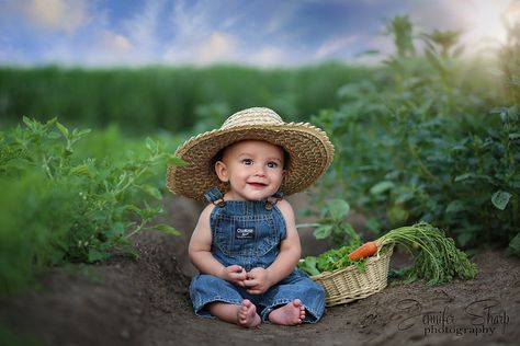 A trip to the farm. Jennifer Sharp Photography. Babies, veggies, eat local, farmer Baby Farmer Photoshoot, Farm Photoshoot Ideas Kids, One Year Old Farm Photo Shoot, Farm Baby Photoshoot, Baby Farm Photoshoot, Farmer Photo, Farmer Baby, Farmer Photography, Baby Holiday Photos