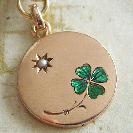 1900's enamel lucky charm ~ A Genuine Find Vintage Pendant Necklaces For Good Luck, Vintage Charms Necklace For Good Luck, Antique Good Luck Charms Jewelry, Four Leaf Clover Charm, Clover Jewelry, Clover Pendant, Antique Locket, Jewellery Design Sketches, Clover Charm