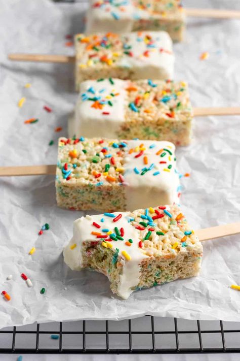 Make Rice Crispy Treats, Rice Krispie Treat Pops, Covered Rice Krispie Treats, Chocolate Covered Rice Krispie Treats, Chocolate Rice Crispy Treats, Chocolate Rice Crispy, Rice Crispy Bars, Rice Krispies Recipe, Roblox Party