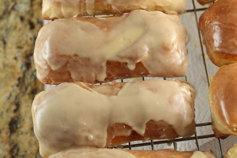 Vanilla creme long johns with a maple glaze Long John Donuts, Maple Rolls, Maple Donuts Recipe, Long John Donut, Raised Donuts, Cream Filling Recipe, Cream Filled Donuts, Vanilla Cream Filling, Easy Donut Recipe