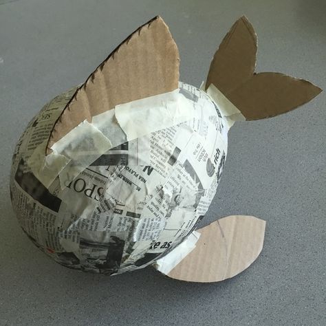 Here's a sneak peak at one of the many amazing paper-mache puffer fish that are currently in the works at Mr. Storm Art.  Who knew a balloon could turn in to so many amazing things?  Fish? Hot air... Paper Mache Balloon, Paper Mache Projects, Hantverk Diy, Mache Art, Kraf Kertas, Paper Mache Animals, Paper Mache Clay, Paper Mache Sculpture, Paper Mache Art