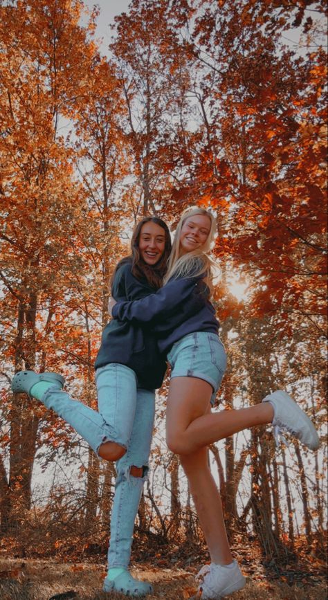 fall photo with falling leaves Cute Fall Ideas With Friends, Photos To Recreate With Your Best Friend At School, Pumpkin Patch Pics With Friends, Fall Flower Field Photoshoot, Fall Pictures At Pumpkin Patch, Baddie Bestie Photoshoot, Fall Pics To Take With Friends, Fall Leaf Photoshoot, Fall Photos With Best Friend