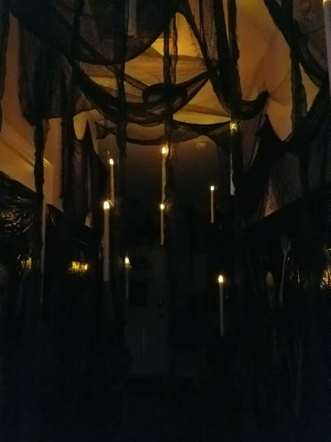 Halloween Venue Decor, Seance Halloween Party, Gothic Party Aesthetic, Halloween Party Scary Decorations, Halloween Creepy Decorations, Halloween Witch Party Decor, Halloween Party Decor Ideas For Adults, Dark Halloween Party Decor, Halloween Gala Decorations