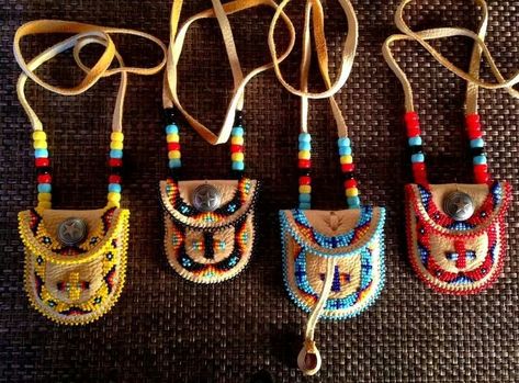 Indian Beadwork, Native American Beadwork Patterns, Beaded Pouch, Native Beading Patterns, Beadwork Designs, Native American Crafts, Native Beadwork, Bead Sewing, Native American Beadwork