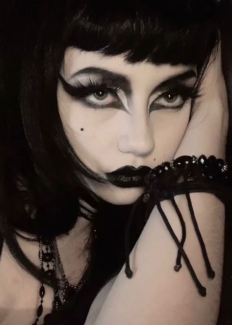 Trad Goth Makeup Dark Skin, Trad Makeup Goth, Goth Rock Makeup, Goth Makeup Thick Eyebrows, Witchy Goth Makeup, Goth 80s Makeup, Goth Makeup Traditional, Beginner Trad Goth Makeup, Casual Trad Goth Makeup