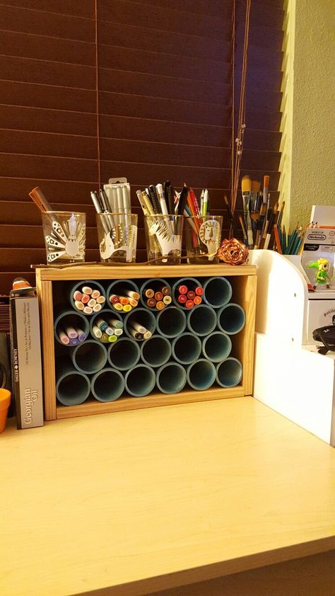 Art marker storage container made out of PVC Pipe and wood ♡ Diy Art Organizer, Marker Storage Ideas, Diy Marker Storage, Diy Pvc Pipe Projects, Pvc Pipe Storage, Rangement Art, Diy Marker, Pvc Pipe Projects, Art Supplies Storage