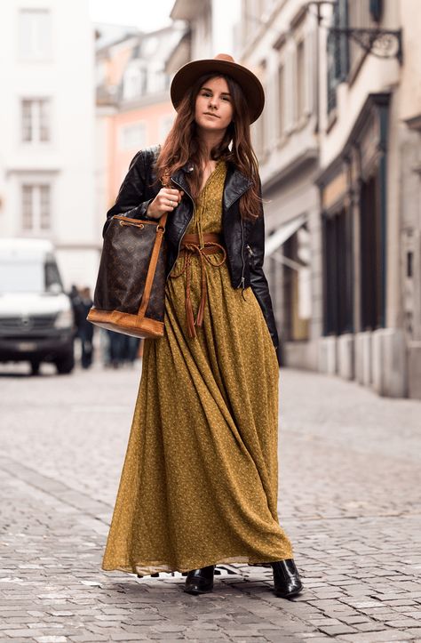 Maxi Dress In Winter, Winter Maxi Dress Outfit, Bohemian Schick, Dress In Winter, Look Hippie Chic, Boho Fashion Winter, Bohemian Winter, Weekend Mode, Stile Boho Chic