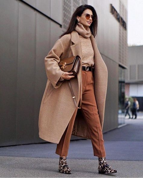 28 All Brown Outfit Ideas for Women Brown Outfit Ideas, All Brown Outfit, Look Zara, Fall Fashion Coats, Jeans Trend, Look Office, Turtleneck Outfit, Clothing Blogs, Grunge Dress