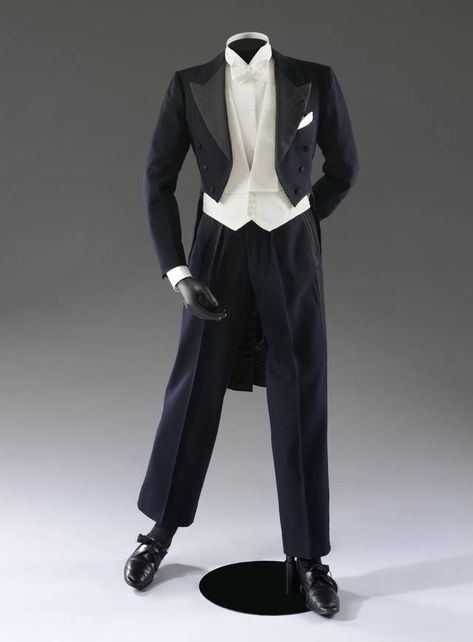 Tailcoat Mens Wedding, Old Style Suits For Men, Old Hollywood Suit, Suit With Tailcoat, Hollywood Suits, Old Hollywood Prom, Old Hollywood Theme, Anderson Sheppard, Black And White Suit