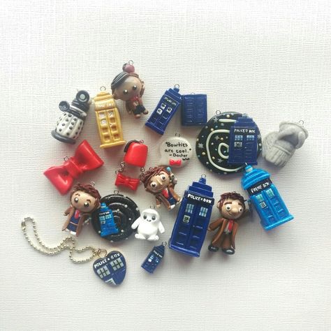 Doctor Who Earrings, Dr Who Crafts, Doctor Who Diy, Danny Core, Doctor Earrings, Doctor Who Party, Doctor Who Crafts, Faerie Garden, Clay Keychain