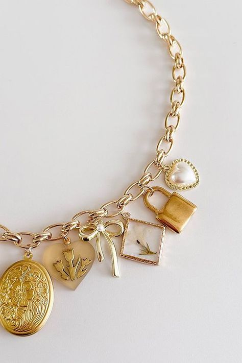 #bracelets #bead #beadedbracelets #DIY #handmade #jewelry #gemstones Cute Golden Jewelry, Nice Gold Jewelry, Gold Jewelry Old Money, Gold Charm Jewelry, Shop The Deli Jewelry, Charms Jewelry Ideas, Unique Charm Necklace, Charm Necklace Inspiration, Charm Bracelet Necklace