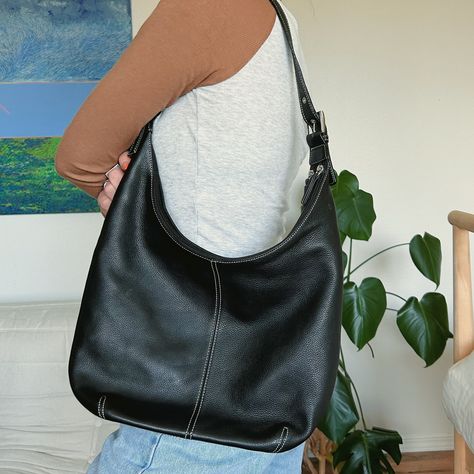 ⭐️ SOLD ⭐️ Classic black genuine leather slouchy shoulder bag $40 Comment “I want it” or dm me if you would like to buy this bag 🖤 Black Shoulder Bag Aesthetic, Black Handbag Aesthetic, Slouchy Bag Outfit, Messenger Bag Outfit, Slouchy Bags, Purses Aesthetic, Dream Purse, Leather Slouch Bag, Black Bag Outfit